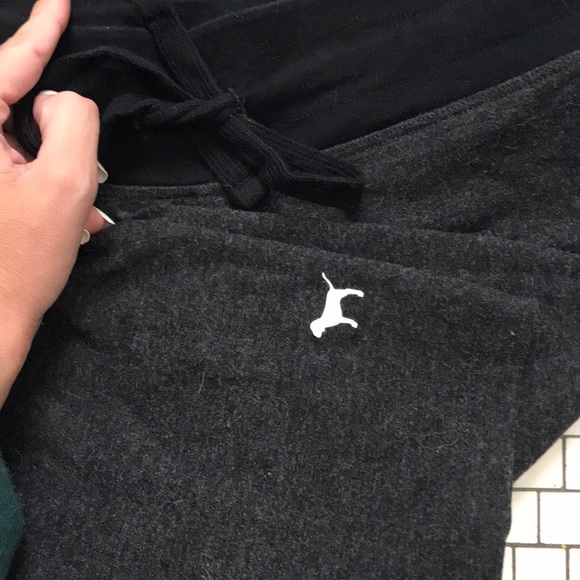 2 Victoria’s Secret cropped yoga pants - Picture 4 of 5